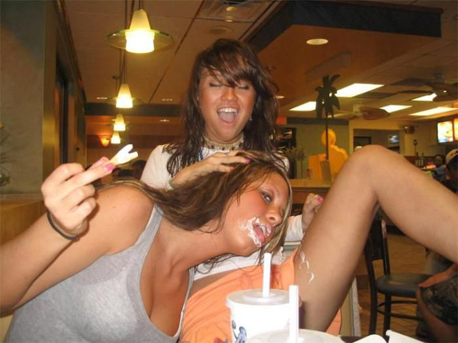 Young girls at party-  drunk teenagers - amateurs pics 13