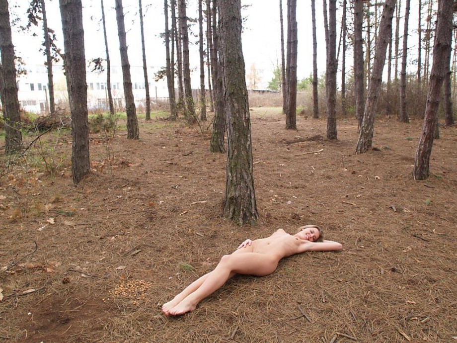 Young girl naked outdoor