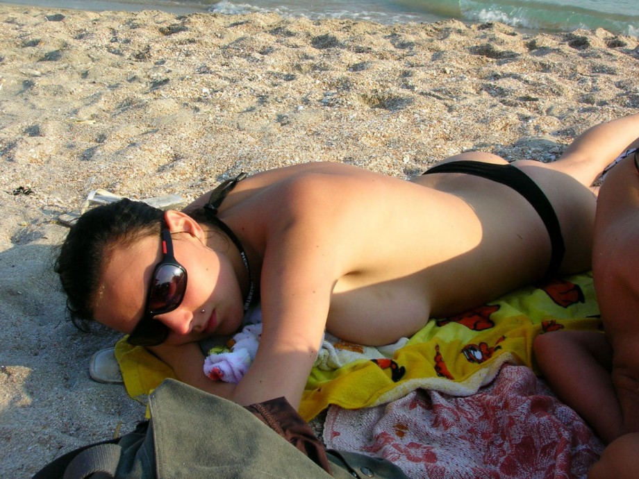 Beach amateurs pics - topless 04