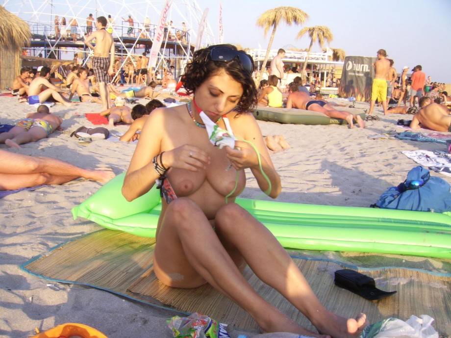 Beach amateurs pics - topless 04