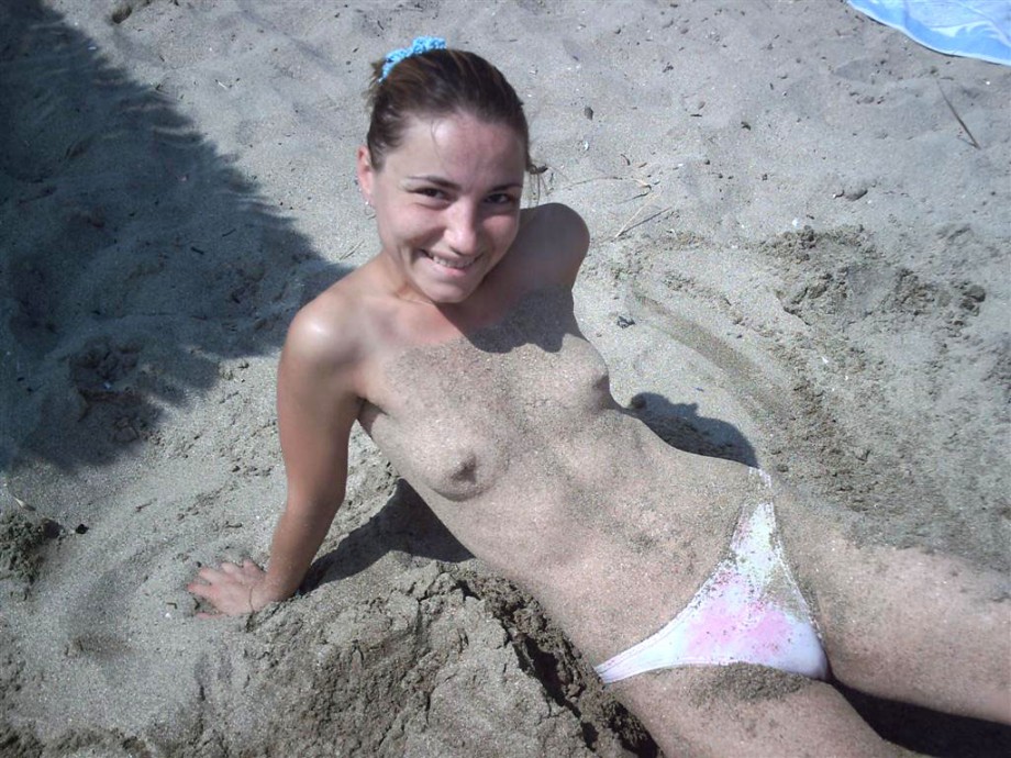 Beach amateurs pics - topless 04