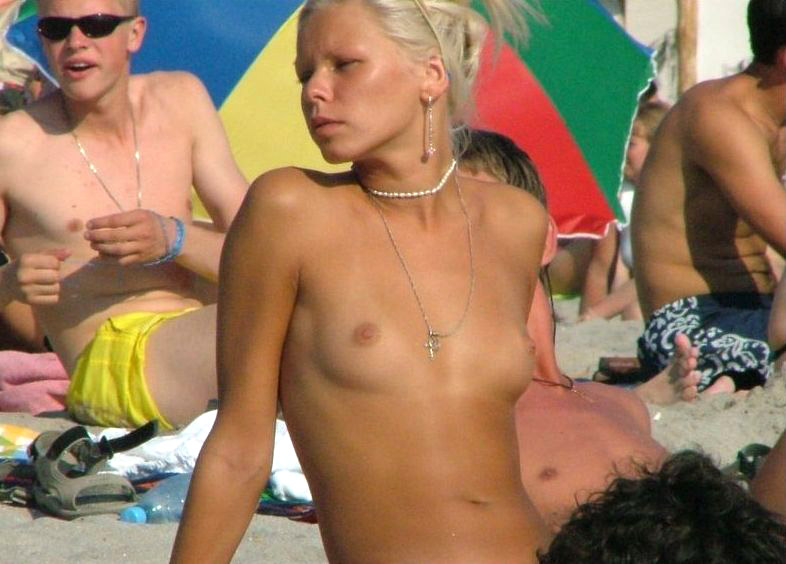 Beach amateurs pics - topless 04