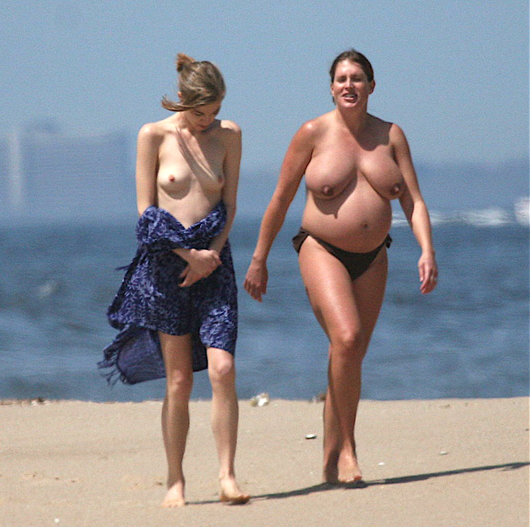 Beach amateurs pics - topless 04