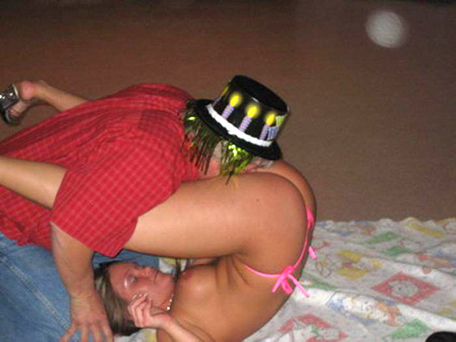 Young girls at party-  drunk teenagers - amateurs pics 14