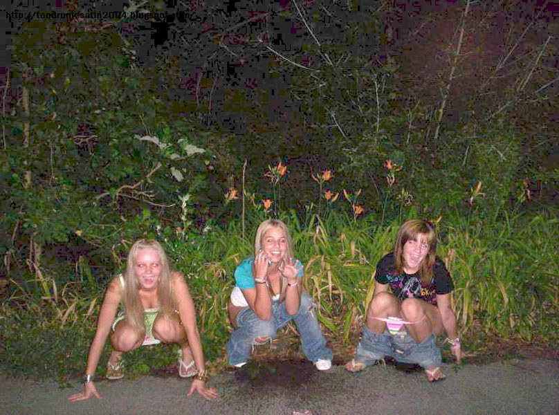 Young amateurs peeing - pissing in public no.02