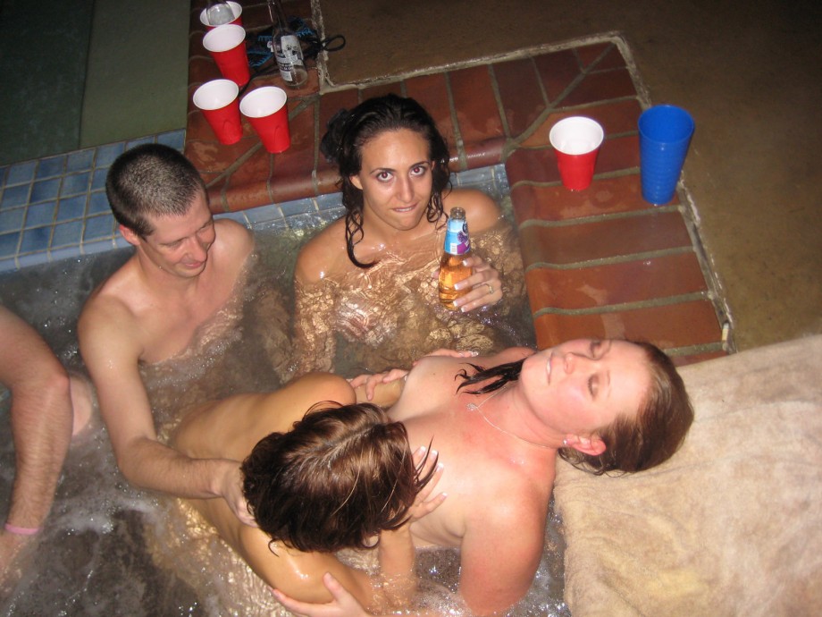 Young girls at party-  drunk teenagers - amateurs pics 17