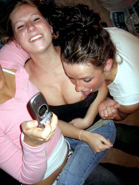 Young girls at party-  drunk teenagers - amateurs pics 17