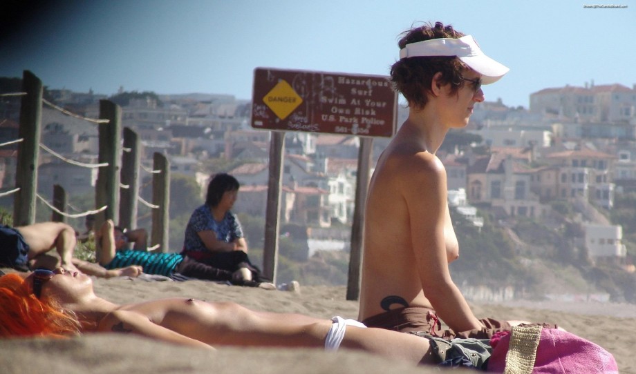 Topless beach cuties (5/7)