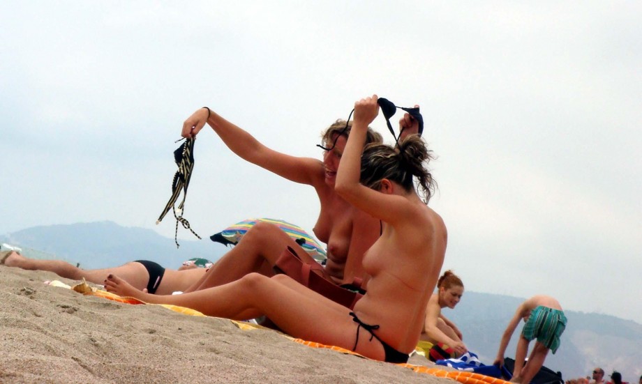 Topless beach cuties (5/7)