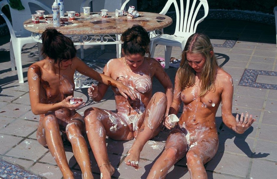 3 girls naked party