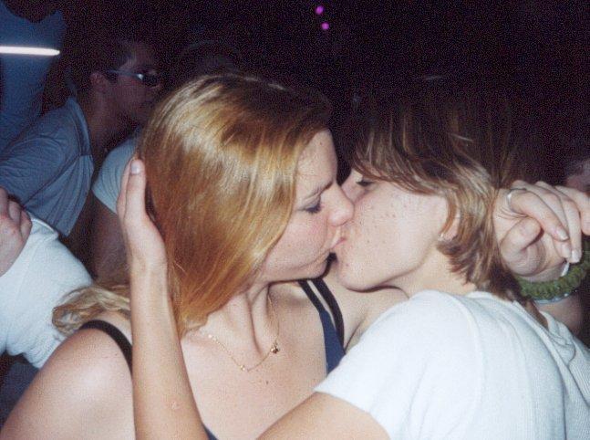 Kissing a girl 2 