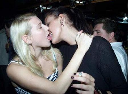 Kissing a girl 1 