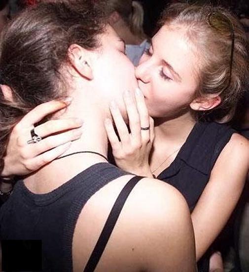 Kissing a girl 1 