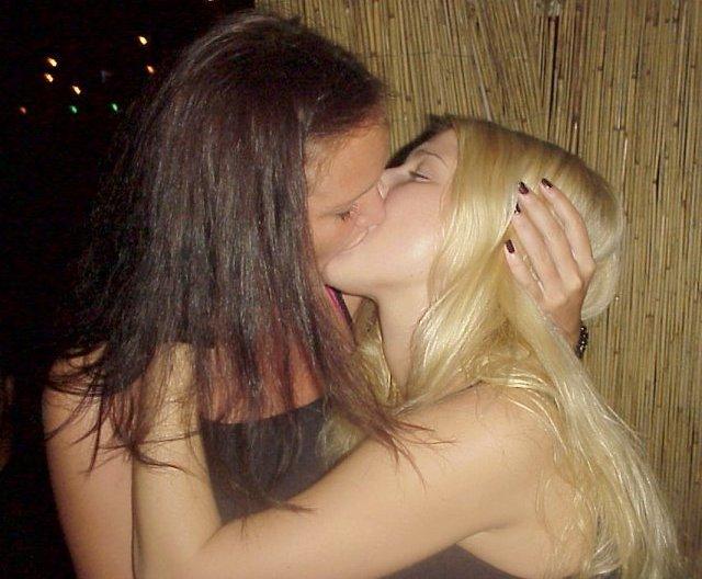 Kissing a girl 1 