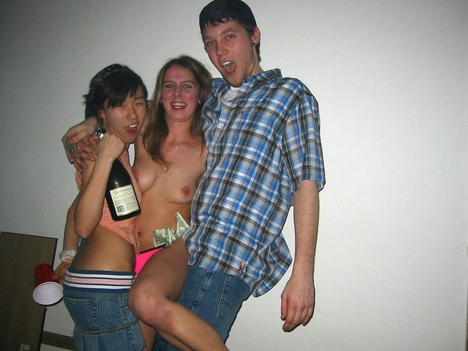 Young girls at party-  drunk teenagers - amateurs pics 19