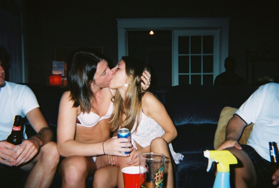 Young girls at party-  drunk teenagers - amateurs pics 20