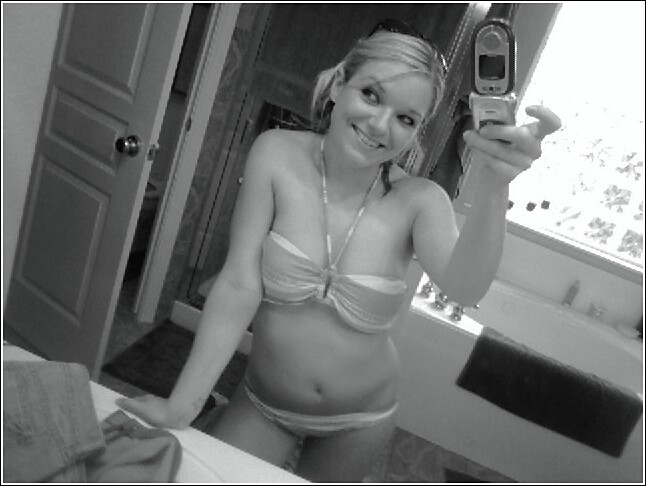 Sexy blonde amateur girl / self mobil pics