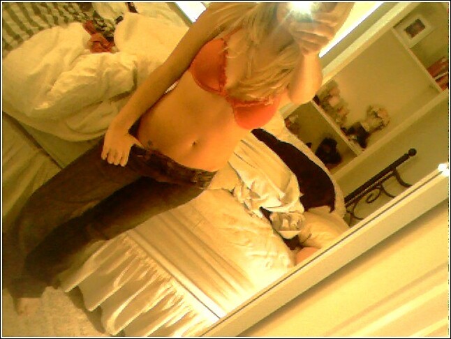 Sexy blonde amateur girl / self mobil pics