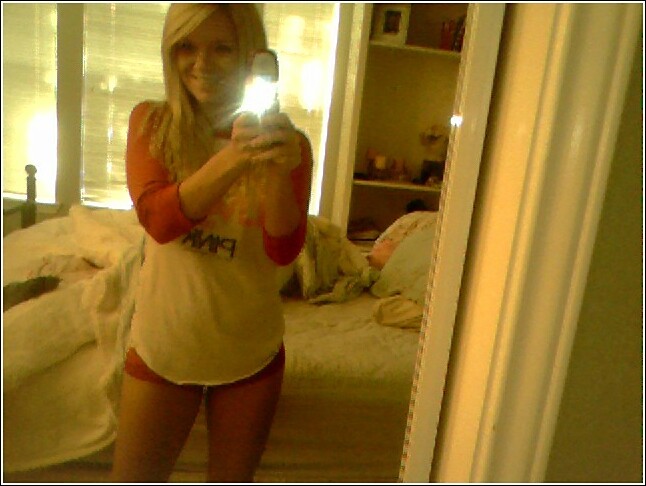 Sexy blonde amateur girl / self mobil pics