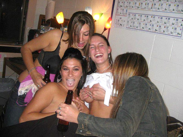 Young girls at party-  drunk teenagers - amateurs pics 22