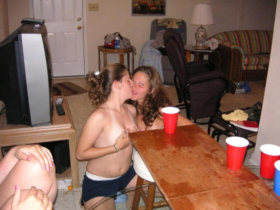 Young girls at party-  drunk teenagers - amateurs pics 22