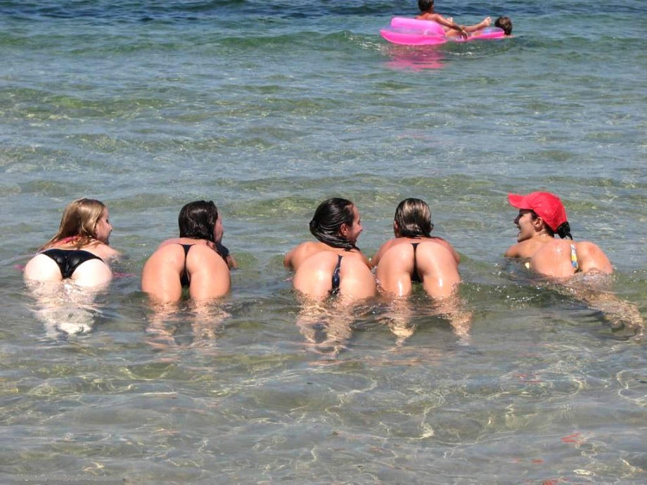 Amateurs girl topless group shot on the beach 