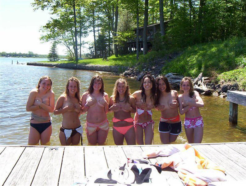 Amateurs girl topless group shot on the beach 