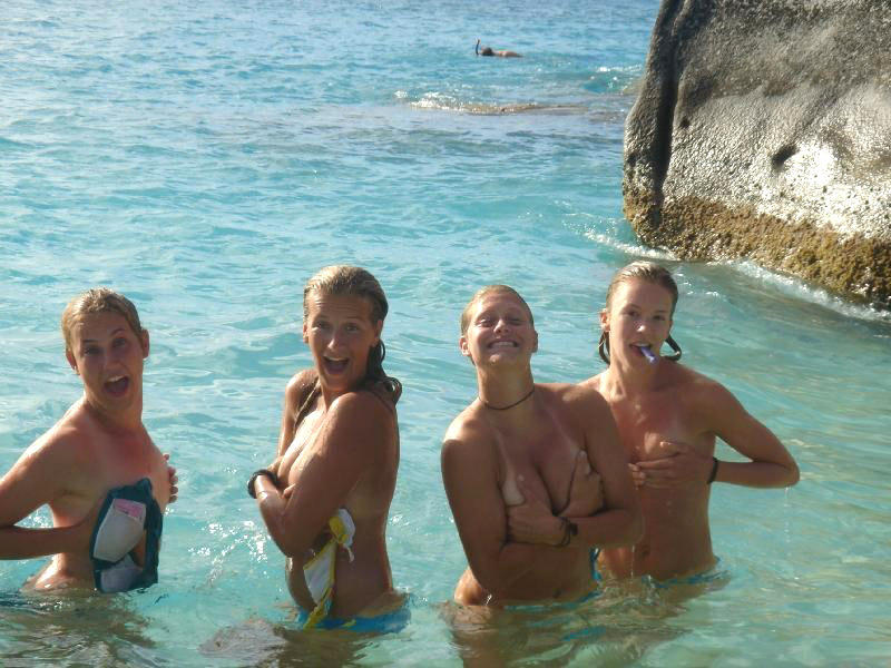 Amateurs girl topless group shot on the beach 