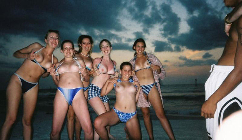 Amateurs girl topless group shot on the beach 