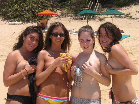 Amateurs girl topless group shot on the beach 