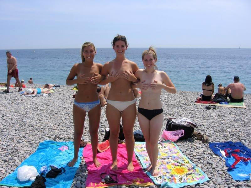 Amateurs girl topless group shot on the beach 