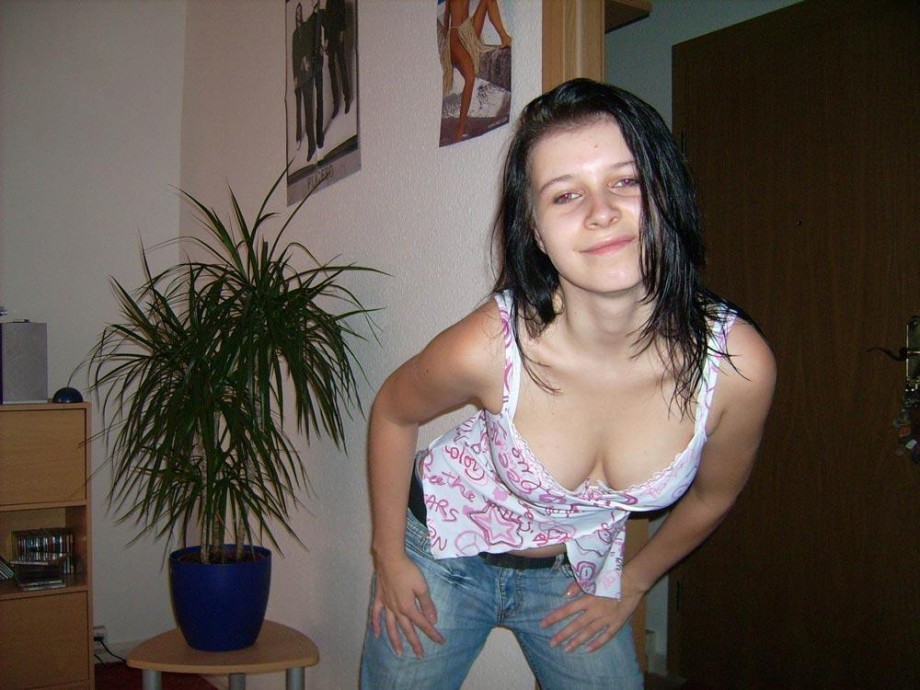 Girl shows pussy - amateur home pics