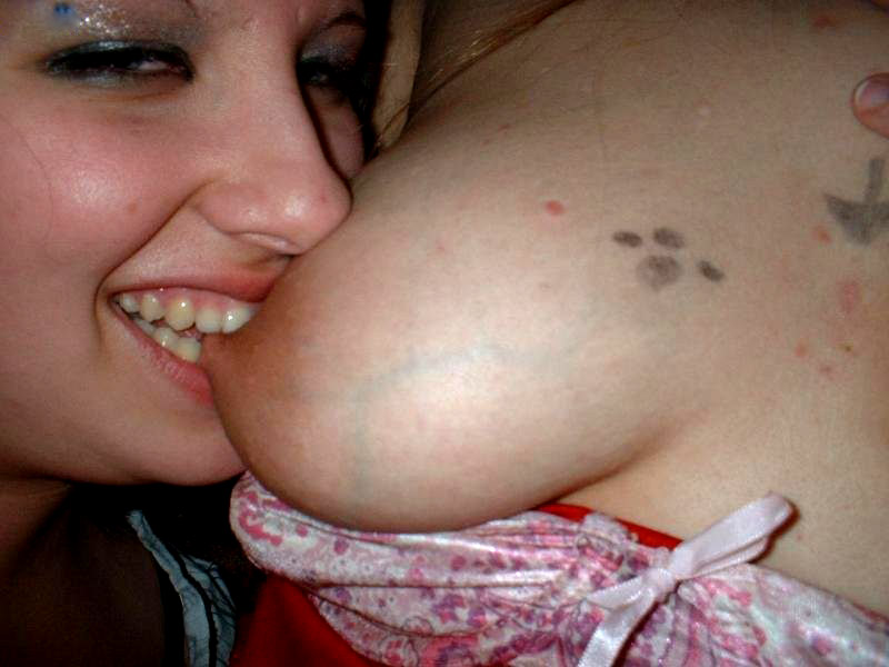 Young girls at party-  drunk teenagers - amateurs pics 23