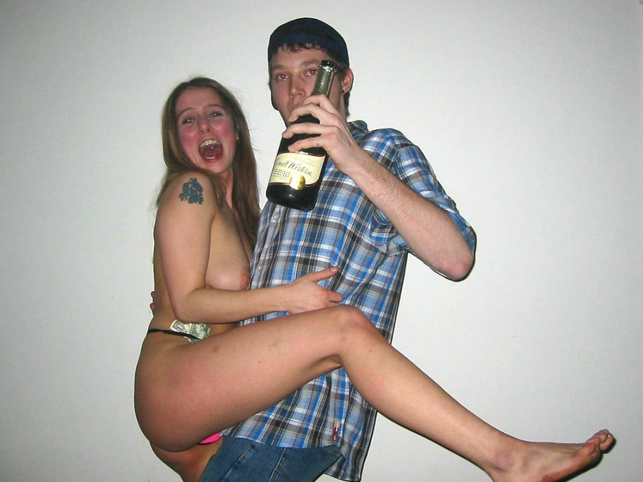 Young girls at party-  drunk teenagers - amateurs pics 23