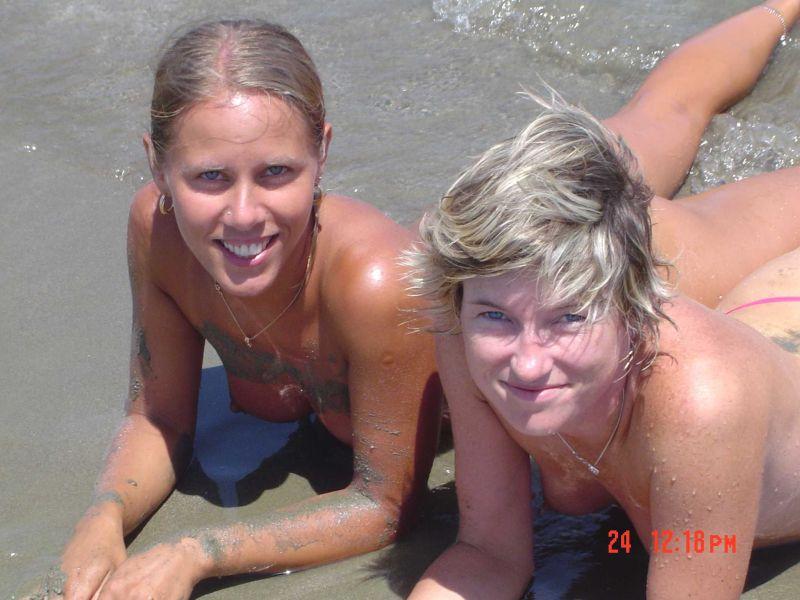 Two amateurs girl topless shot on the beach 