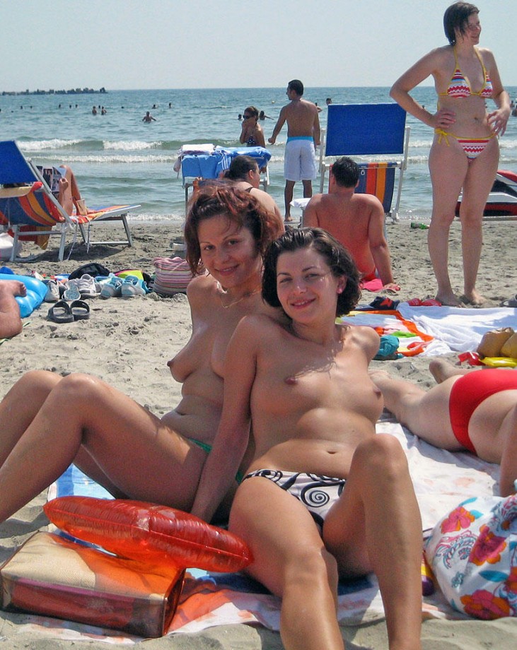 Two amateurs girl topless shot on the beach 