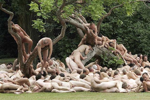 Spencer tunick : thousand of nude people in city