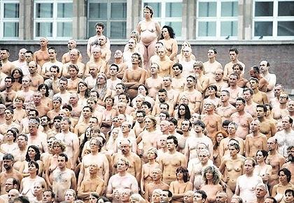 Spencer tunick : thousand of nude people in city