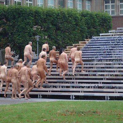 Spencer tunick : thousand of nude people in city