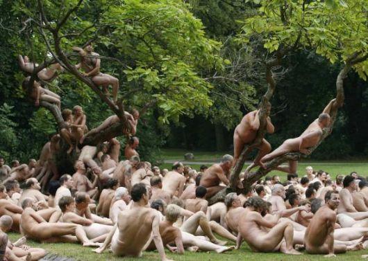 Spencer tunick : thousand of nude people in city