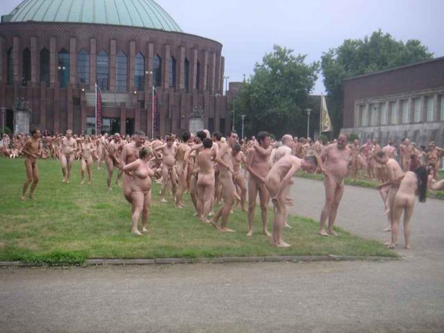 Spencer tunick : thousand of nude people in city