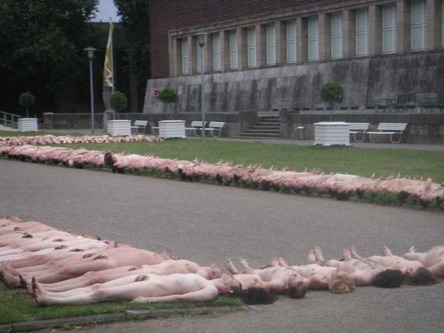 Spencer tunick : thousand of nude people in city