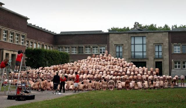 Spencer tunick : thousand of nude people in city