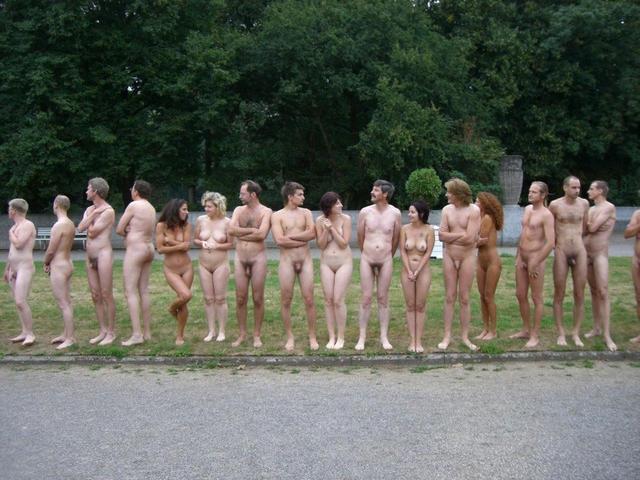 Spencer tunick : thousand of nude people in city