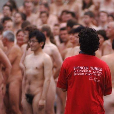 Spencer tunick : thousand of nude people in city