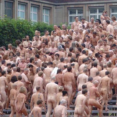 Spencer tunick : thousand of nude people in city