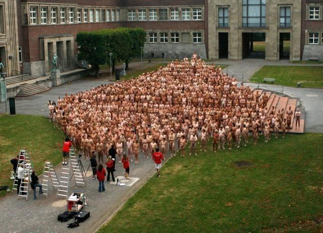 Spencer tunick : thousand of nude people in city