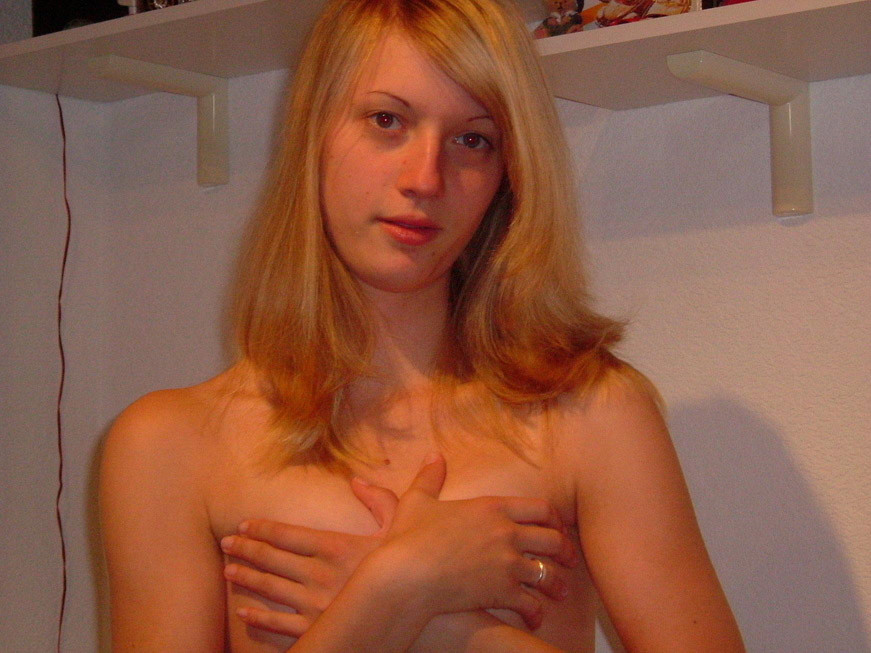 Amateur set - stolen pics of naked girlfriend