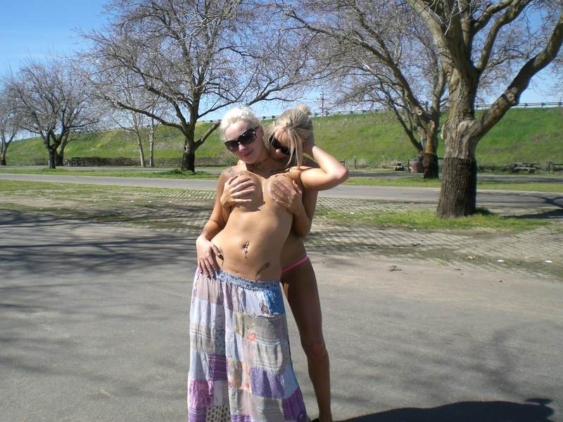 Amateur set - young girls showing tits outdoor