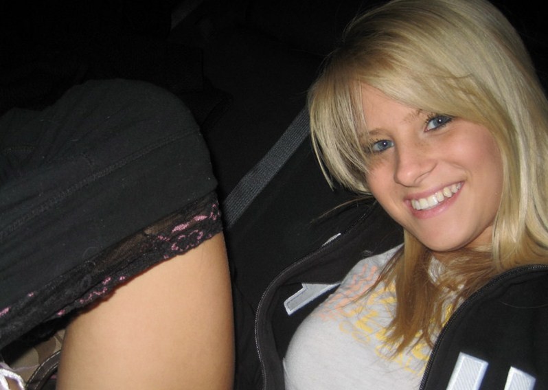 Blond teen shos her tits and pussy in the car